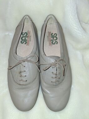SAS Women’s Lace-Up Comfort Oxford in Taupe